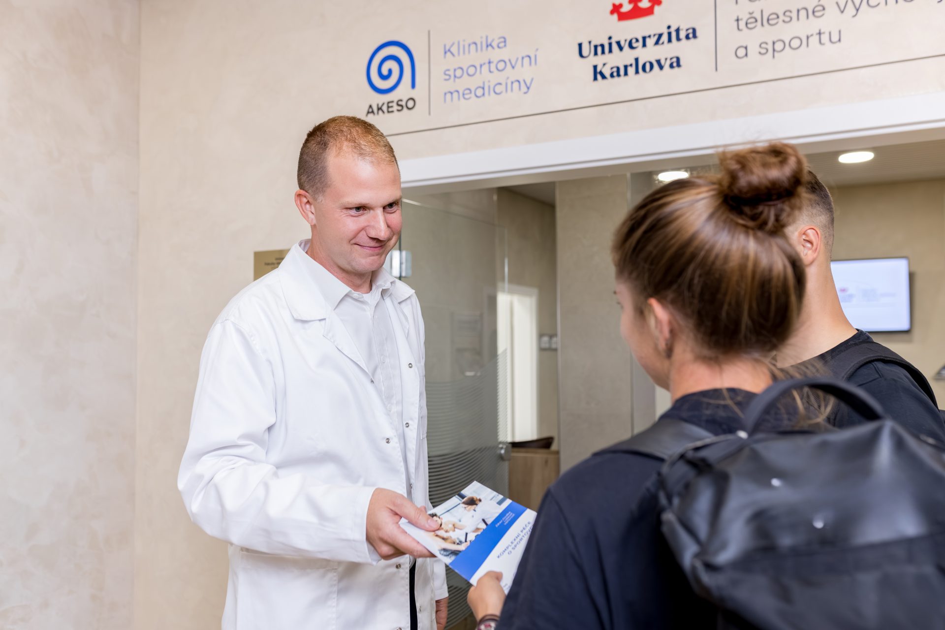 Lékař ÚPSL předává informační materiál pacientům