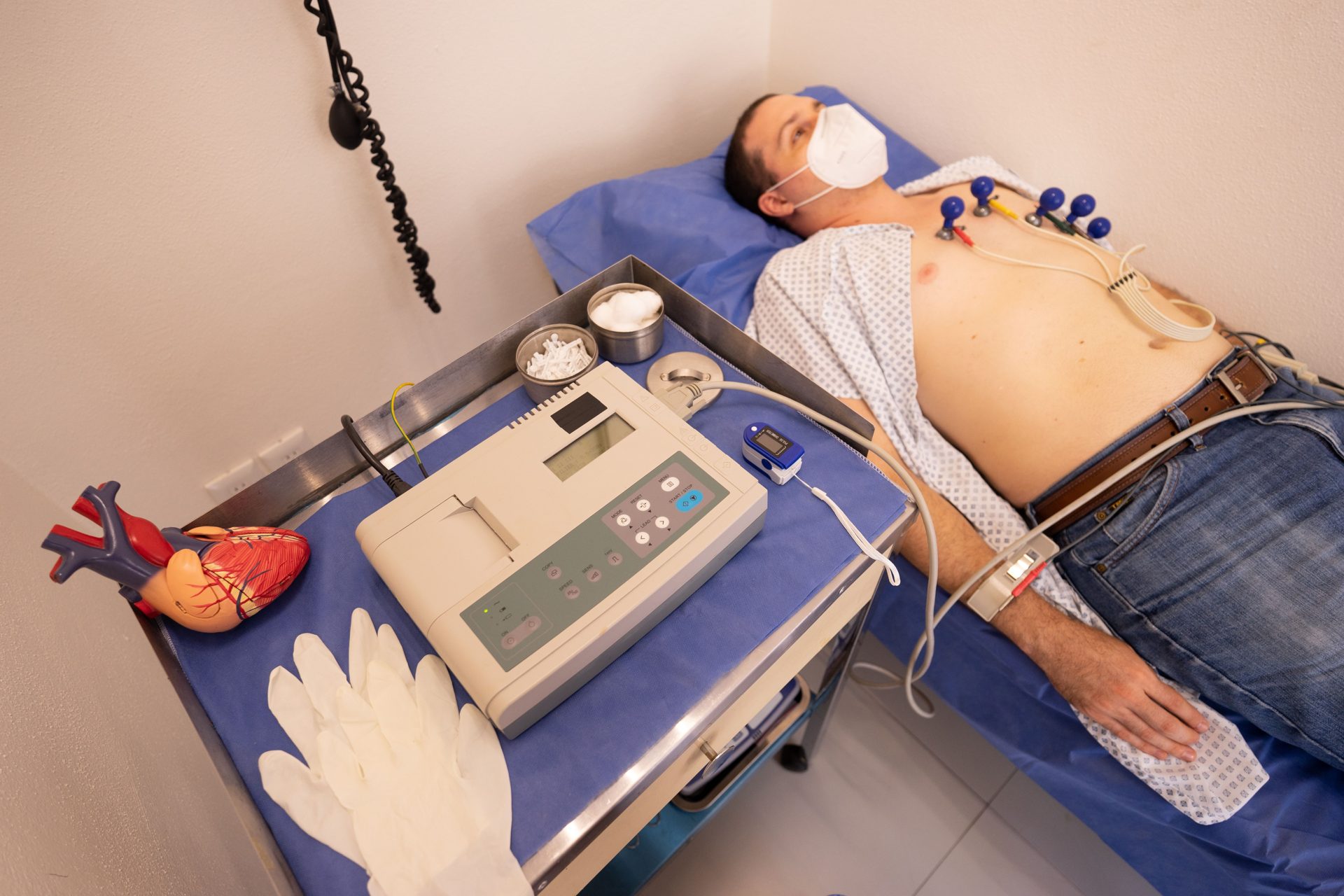 Snímání EKG u pacienta s modelem srdce