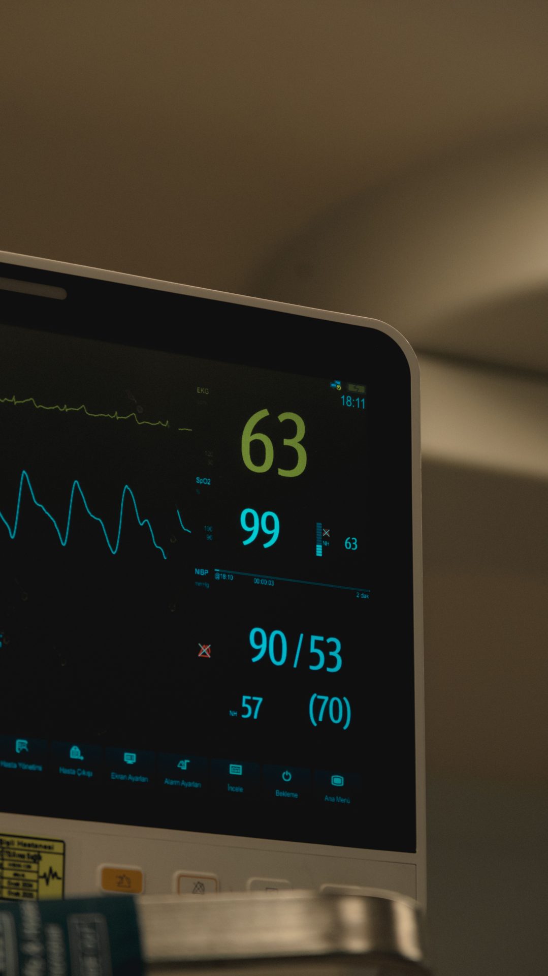 Monitor vitálních funkcí s EKG křivkou