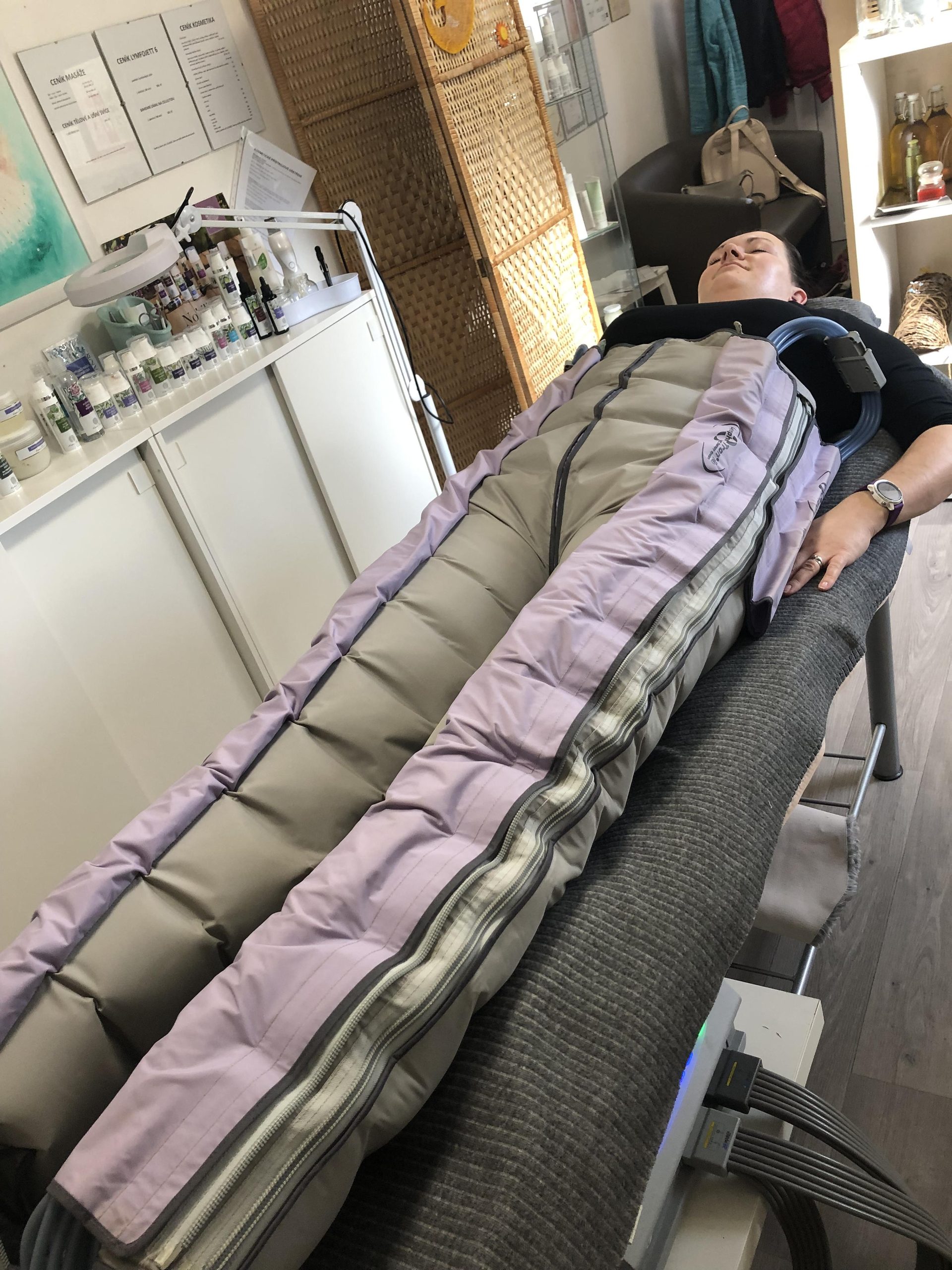 Pacientka při přístrojové lymfodrenáži na klinice